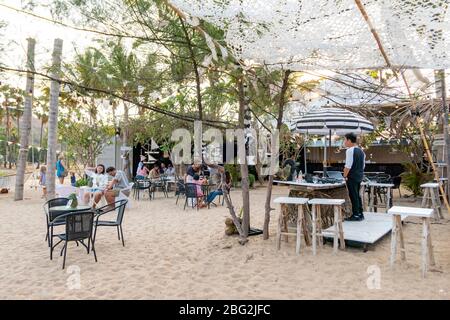 1,2020 aprile - Pranbui, Thailandia; la splendida vista sulla spiaggia di un ristorante d-Day artista che si trova sulla spiaggia di Pranburi. Foto Stock