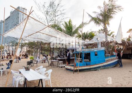 1,2020 aprile - Pranbui, Thailandia; la splendida vista sulla spiaggia di un ristorante d-Day artista che si trova sulla spiaggia di Pranburi. Foto Stock