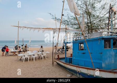 1,2020 aprile - Pranbui, Thailandia; la splendida vista sulla spiaggia di un ristorante d-Day artista che si trova sulla spiaggia di Pranburi. Foto Stock