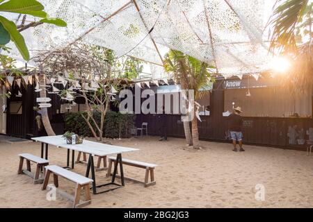 1,2020 aprile - Pranbui, Thailandia; la splendida vista sulla spiaggia di un ristorante d-Day artista che si trova sulla spiaggia di Pranburi. Foto Stock