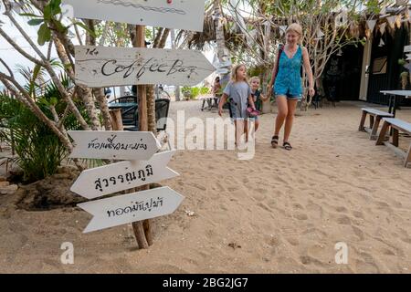 1,2020 aprile - Pranbui, Thailandia; la splendida vista sulla spiaggia di un ristorante d-Day artista che si trova sulla spiaggia di Pranburi. Foto Stock