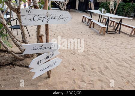 1,2020 aprile - Pranbui, Thailandia; la splendida vista sulla spiaggia di un ristorante d-Day artista che si trova sulla spiaggia di Pranburi. Foto Stock