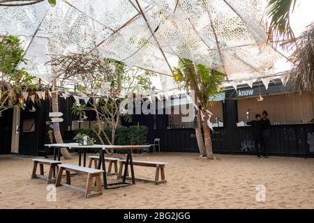 1,2020 aprile - Pranbui, Thailandia; la splendida vista sulla spiaggia di un ristorante d-Day artista che si trova sulla spiaggia di Pranburi. Foto Stock