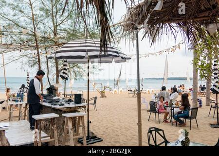 1,2020 aprile - Pranbui, Thailandia; la splendida vista sulla spiaggia di un ristorante d-Day artista che si trova sulla spiaggia di Pranburi. Foto Stock