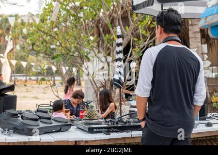 1,2020 aprile - Pranbui, Thailandia; la splendida vista sulla spiaggia di un ristorante d-Day artista che si trova sulla spiaggia di Pranburi. Foto Stock