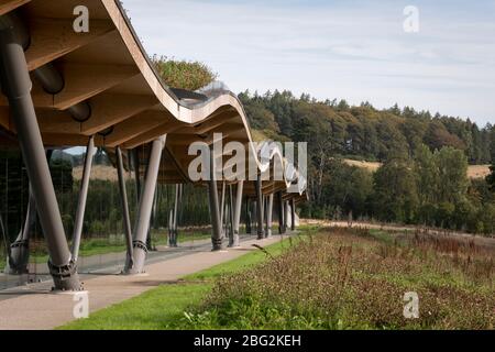 Le curve sul tetto. The Macallan Distillery and Visitor Experience, Aberlour, Regno Unito. Architetto: Rogers Stirk Harbour + Partners, 2018. Foto Stock