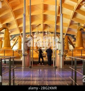 All'interno della distilleria. The Macallan Distillery and Visitor Experience, Aberlour, Regno Unito. Architetto: Rogers Stirk Harbour + Partners, 2018. Foto Stock