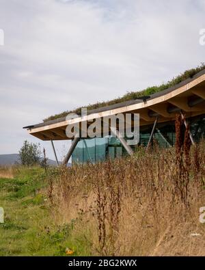 Le curve sul tetto. The Macallan Distillery and Visitor Experience, Aberlour, Regno Unito. Architetto: Rogers Stirk Harbour + Partners, 2018. Foto Stock