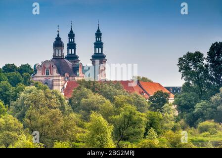 Torri di chiesa presso l'Abbazia cistercense, ora Seminario Salesiano, college teologico a Lad, Wielkopolska aka regione della Grande Polonia, Polonia Foto Stock