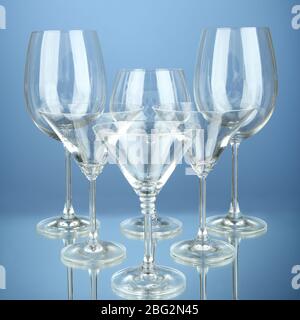 Cocktail e bicchieri da vino, su sfondo blu Foto Stock
