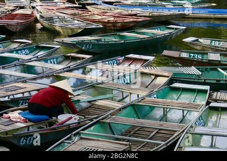 Barche turistiche ormeggiate sul fiume Tam Coc a Ninh Binh, Vietnam Foto Stock