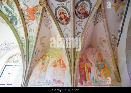 Dipinti murali medievali all'interno della chiesa romanica di San Martino a Kirchbühl vicino Sempach, Canton Lucerna, Svizzera. Foto Stock