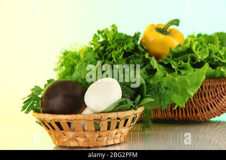 Erbe, funghi e pepe utili in cesto su fondo chiaro Foto Stock