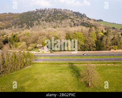 La strada A24 in Surrey dall'alto, attraverso le bellissime Surrey Hills, Regno Unito Foto Stock