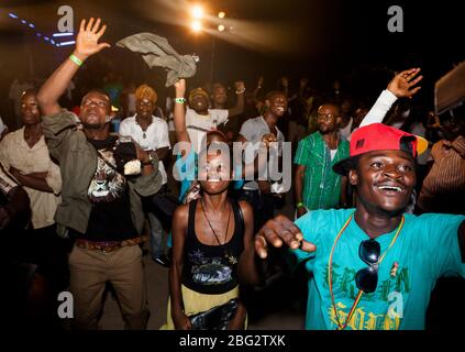 La folla balla in uno spettacolo teatrale a Labadi Beach, Accra, Ghana. Foto Stock