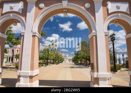 La Cattedrale di nostra Signora dell'Immacolata Concezione, vista attraverso l'Arco di Triunfo, Cienfuegos, Cuba Foto Stock