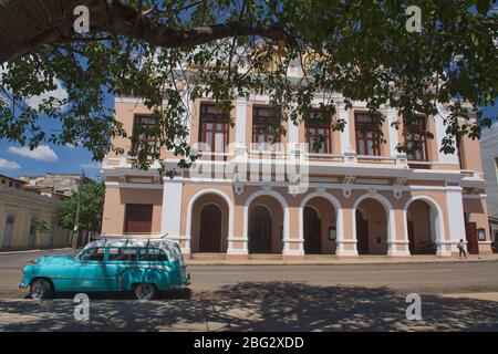 Auto classiche e architettura coloniale, Teatro Tomas Terry, Cienfuegos, Cuba Foto Stock