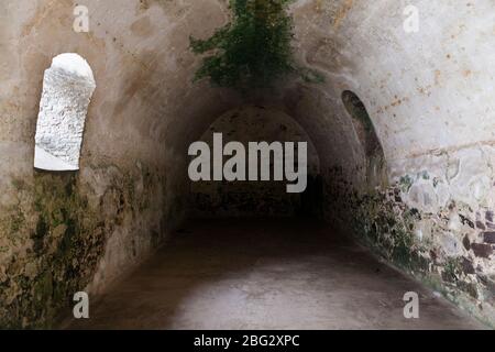 Dungeon all'interno dello storico castello slave di Cape Coast sulla costa del Ghana. Foto Stock