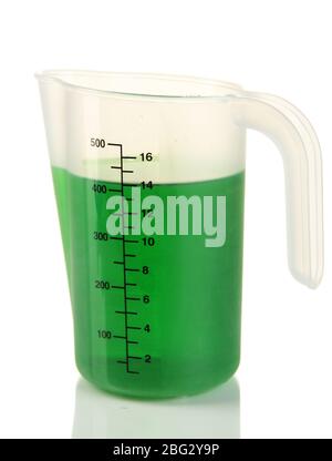 Misurino con liquido verde isolato su bianco Foto Stock