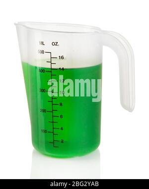 Misurino con liquido verde isolato su bianco Foto Stock