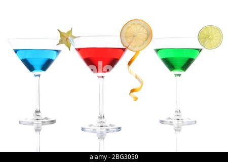 Cocktail alcolici in bicchieri martini isolati su bianco Foto Stock