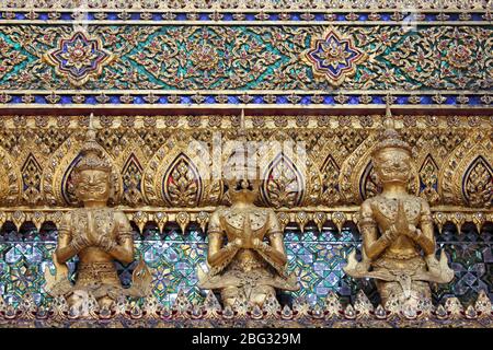 Figure dorate della mitologia tailandese, Prasat Phra Depbidorn, Royal Pantheon a Wat Phra Kaew, Bangkok, Thailandia Foto Stock