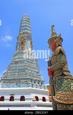 Il demone Guardiano 'Yaksha' chiamato Thotsakhirithon di Wat Phra Kaew, Grand Palace Bangkok Thailandia Foto Stock