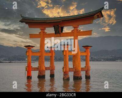 La porta galleggiante di Torii al Santuario di Itsukushima, patrimonio dell'umanità dell'UNESCO, sull'isola di Miyajima, nella città di Hatsukaichi, nella prefettura di Hiroshima Foto Stock