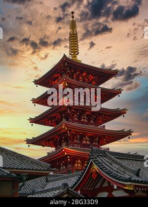 Al tramonto, la pagoda a cinque piani a senso-ji, il più antico tempio buddista di Tokyo situato nel quartiere di Asakusa. Foto Stock