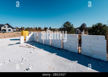 Cantiere di costruzione di una nuova casa singola Foto Stock