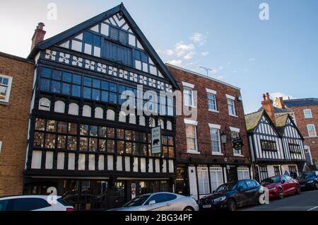 Chester, Regno Unito: 1 marzo 2020: The Bear and Billet è una locanda tradizionale Englsih che risale al 1664. Situato in Lower Bridge Street, Chester. Foto Stock