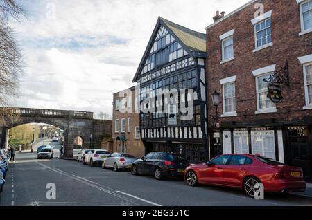 Chester, Regno Unito: 1 marzo 2020: The Bear and Billet è una locanda tradizionale Englsih che risale al 1664. Situato in Lower Bridge Street, Chester. Foto Stock