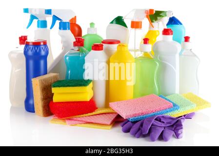 Diversi tipi di detergenti per la casa e spugne colorate, guanti isolati su bianco Foto Stock