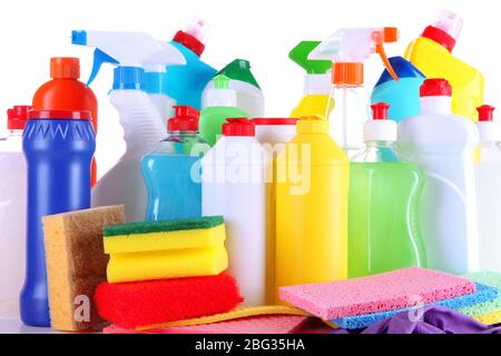 Diversi tipi di detergenti per la casa e spugne colorate, guanti isolati su bianco Foto Stock