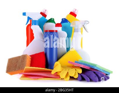 Diversi tipi di detergenti per la casa e spugne colorate, guanti isolati su bianco Foto Stock