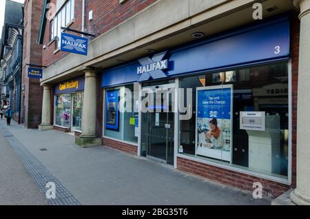 Chester, UK: 1 marzo 2020: La filiale della Halifax Building Society di Frodsham Street mostra un poster per promuovere il risparmio di denaro Save the Change sche Foto Stock