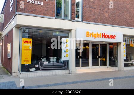 Chester, UK: 1 marzo 2020: Un poster promuove un concorso per vincere il tuo conto pagato in pieno presso il negozio BrightHouse su Frodsham Street. Foto Stock