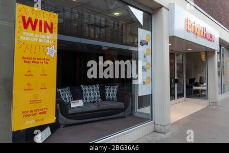 Chester, UK: 1 marzo 2020: Un poster promuove un concorso per vincere il tuo conto pagato in pieno presso il negozio BrightHouse su Frodsham Street. Foto Stock