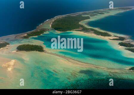 Veduta aerea delle isole motu, Rangiroa, Polinesia francese Foto Stock