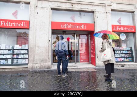 Roma, Italia. 20 aprile 2020. Vista della libreria LaFeltrinelli di Largo di Torre Argentina a Roma, riaprirà nei prossimi giorni l'Ordine della Regione Lazio del 13 aprile consente la riapertura delle librerie a Roma da oggi, 20 aprile 2020, Con regole molto severe per rispettare le regole per il contenimento di Covid-19 (Photo by Matteo Nardone/Pacific Press) Credit: Pacific Press Agency/Alamy Live News Foto Stock