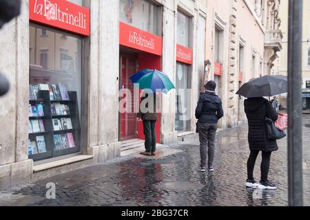 Roma, Italia. 20 aprile 2020. Vista della libreria LaFeltrinelli di Largo di Torre Argentina a Roma, riaprirà nei prossimi giorni l'Ordine della Regione Lazio del 13 aprile consente la riapertura delle librerie a Roma da oggi, 20 aprile 2020, Con regole molto severe per rispettare le regole per il contenimento di Covid-19 (Photo by Matteo Nardone/Pacific Press) Credit: Pacific Press Agency/Alamy Live News Foto Stock