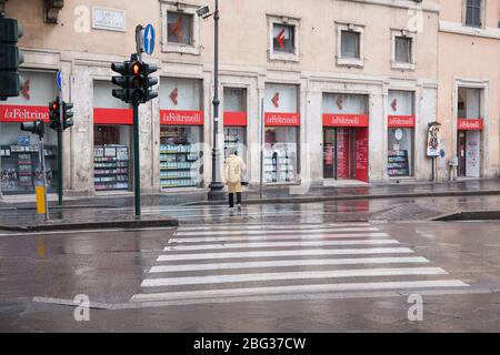 Roma, Italia. 20 aprile 2020. Vista della libreria LaFeltrinelli di Largo di Torre Argentina a Roma, riaprirà nei prossimi giorni l'Ordine della Regione Lazio del 13 aprile consente la riapertura delle librerie a Roma da oggi, 20 aprile 2020, Con regole molto severe per rispettare le regole per il contenimento di Covid-19 (Photo by Matteo Nardone/Pacific Press) Credit: Pacific Press Agency/Alamy Live News Foto Stock