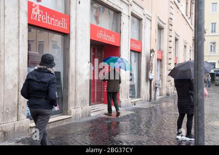 Roma, Italia. 20 aprile 2020. Vista della libreria LaFeltrinelli di Largo di Torre Argentina a Roma, riaprirà nei prossimi giorni l'Ordine della Regione Lazio del 13 aprile consente la riapertura delle librerie a Roma da oggi, 20 aprile 2020, Con regole molto severe per rispettare le regole per il contenimento di Covid-19 (Photo by Matteo Nardone/Pacific Press) Credit: Pacific Press Agency/Alamy Live News Foto Stock