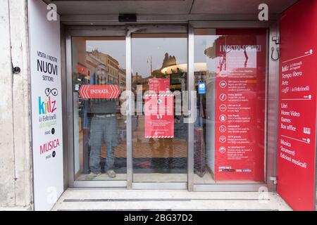 Roma, Italia. 20 aprile 2020. Vista della libreria LaFeltrinelli di Largo di Torre Argentina a Roma, riaprirà nei prossimi giorni l'Ordine della Regione Lazio del 13 aprile consente la riapertura delle librerie a Roma da oggi, 20 aprile 2020, Con regole molto severe per rispettare le regole per il contenimento di Covid-19 (Photo by Matteo Nardone/Pacific Press) Credit: Pacific Press Agency/Alamy Live News Foto Stock