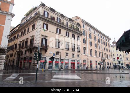 Roma, Italia. 20 aprile 2020. Vista della libreria LaFeltrinelli di Largo di Torre Argentina a Roma, riaprirà nei prossimi giorni l'Ordine della Regione Lazio del 13 aprile consente la riapertura delle librerie a Roma da oggi, 20 aprile 2020, Con regole molto severe per rispettare le regole per il contenimento di Covid-19 (Photo by Matteo Nardone/Pacific Press) Credit: Pacific Press Agency/Alamy Live News Foto Stock