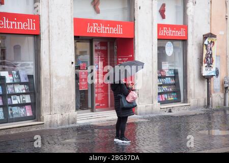 Roma, Italia. 20 aprile 2020. Vista della libreria LaFeltrinelli di Largo di Torre Argentina a Roma, riaprirà nei prossimi giorni l'Ordine della Regione Lazio del 13 aprile consente la riapertura delle librerie a Roma da oggi, 20 aprile 2020, Con regole molto severe per rispettare le regole per il contenimento di Covid-19 (Photo by Matteo Nardone/Pacific Press) Credit: Pacific Press Agency/Alamy Live News Foto Stock