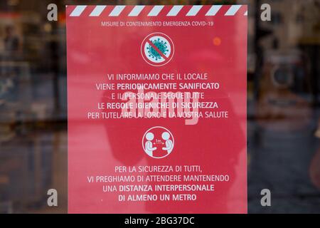 Roma, Italia. 20 aprile 2020. Vista della libreria LaFeltrinelli di Largo di Torre Argentina a Roma, riaprirà nei prossimi giorni l'Ordine della Regione Lazio del 13 aprile consente la riapertura delle librerie a Roma da oggi, 20 aprile 2020, Con regole molto severe per rispettare le regole per il contenimento di Covid-19 (Photo by Matteo Nardone/Pacific Press) Credit: Pacific Press Agency/Alamy Live News Foto Stock