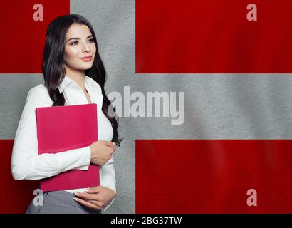 Giovane donna con libro rosso. Concetto di apprendimento o di business Foto Stock