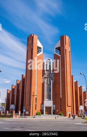 Varsavia, Mazovia / Polonia - 2020/04/18: Facciata della chiesa di San Tommaso Apostolo - kosciol sw. Tomasza Apostola - a ul. Via Dereniowa a Usrystinnow Foto Stock