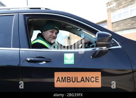 EMBARGOED A 0001 TUEDSAY APRILE 21 Jonathan Ganesh, presidente della Docklands Pappellers' Association (DVA) e un NHS Volontario Responder, con un'ambulanza donata da Elite Support Services per sostenere gli sforzi contro l'epidemia di Covid-19, a Londra. Il signor Ganesh, vittima dei bombardamenti IRA del 1996 che hanno devastato i docklands di Londra, e i membri del DVA si sono registrati con il programma di volontariato Your NHS Needs You per alleviare la pressione sul servizio sanitario fornendo forniture essenziali a coloro che sono autoisolanti. Foto Stock